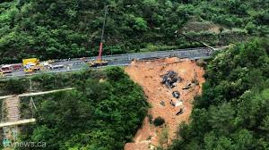 Dezastru geologic în China.  Peste 48 de morţi în urma surpării unei autostradăzi