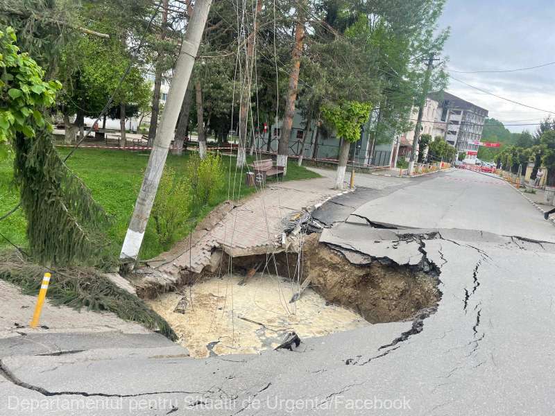 Strada prăbușită în Prahova. S-a umplut craterul