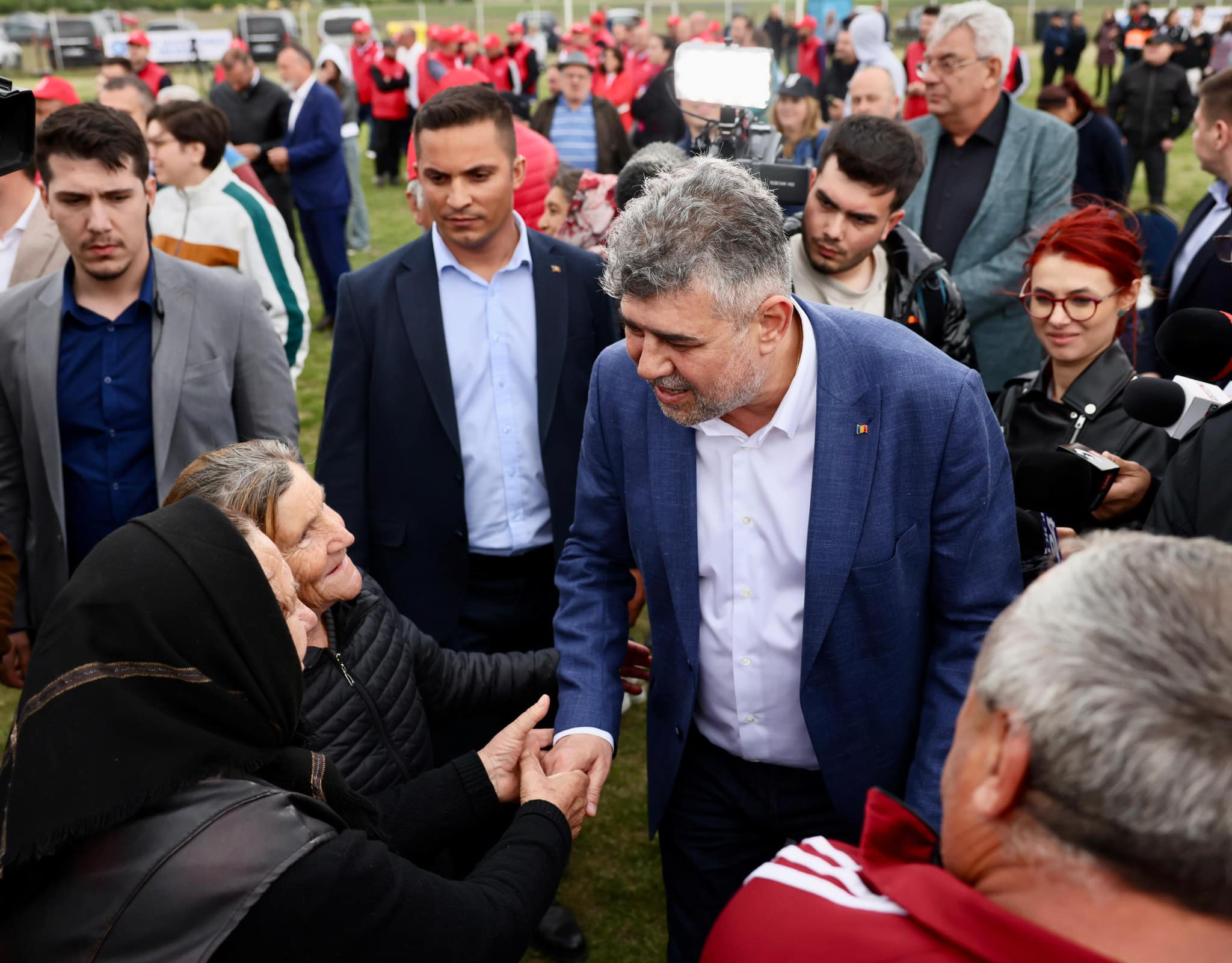 Seamănă prostește cu Elena Udrea