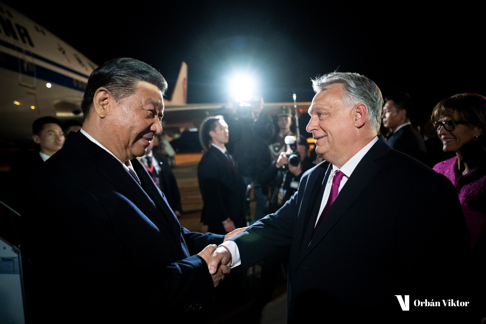 (VIDEO) Xi Jinping, la Viktor Orban. Budapesta, împodobită în culorile Chinei