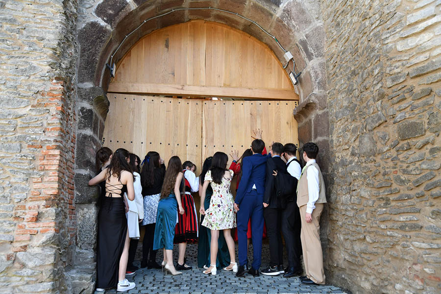 Cetatea Devei, inaccesibilă din orice poziţie