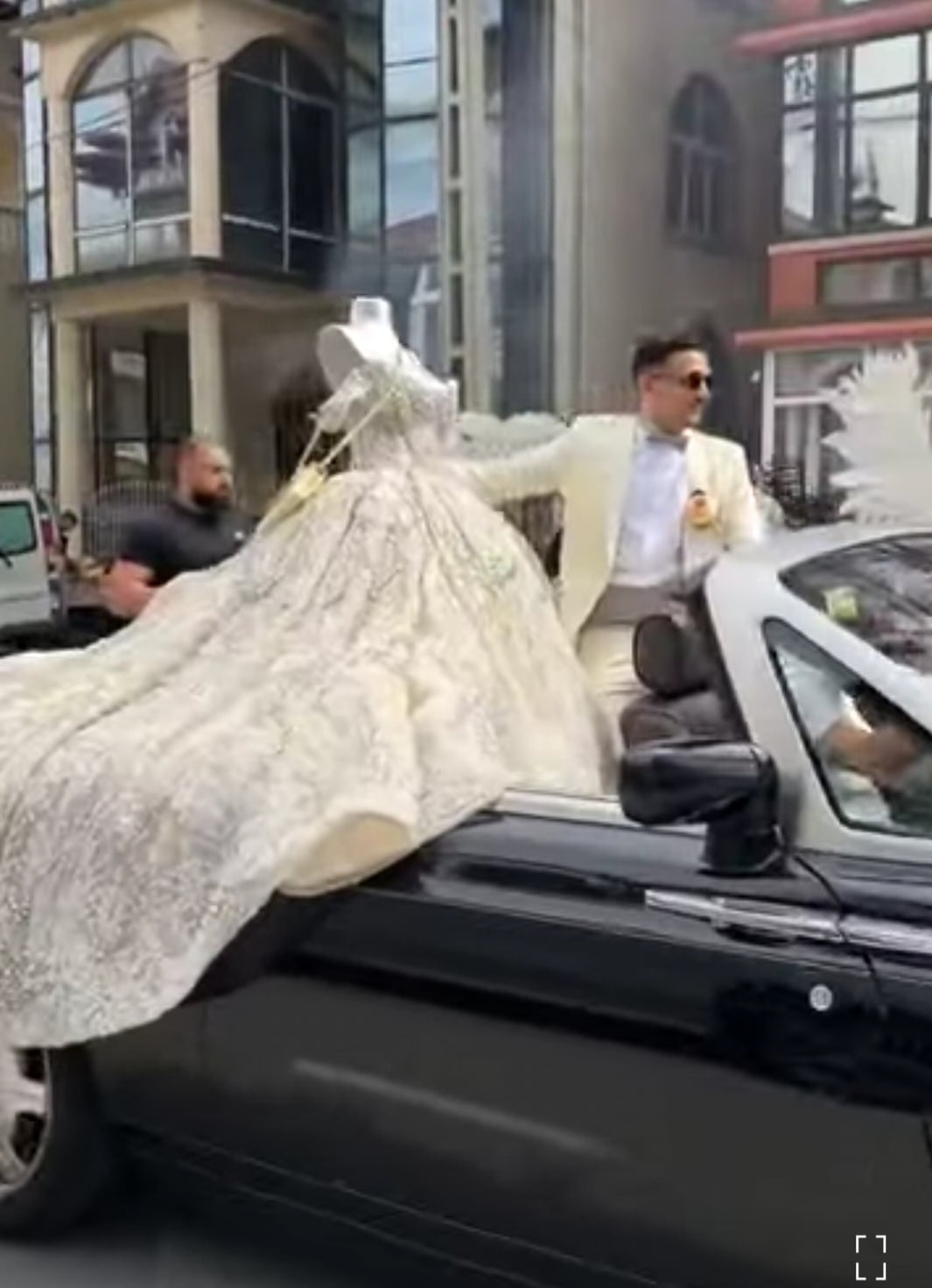 (VIDEO) Amenzi după ce o nuntă a blocat circulația, în Teleorman