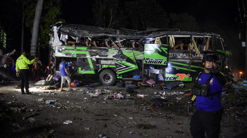 Autobuz şcolar implicat într-o tragedie: 11 morți