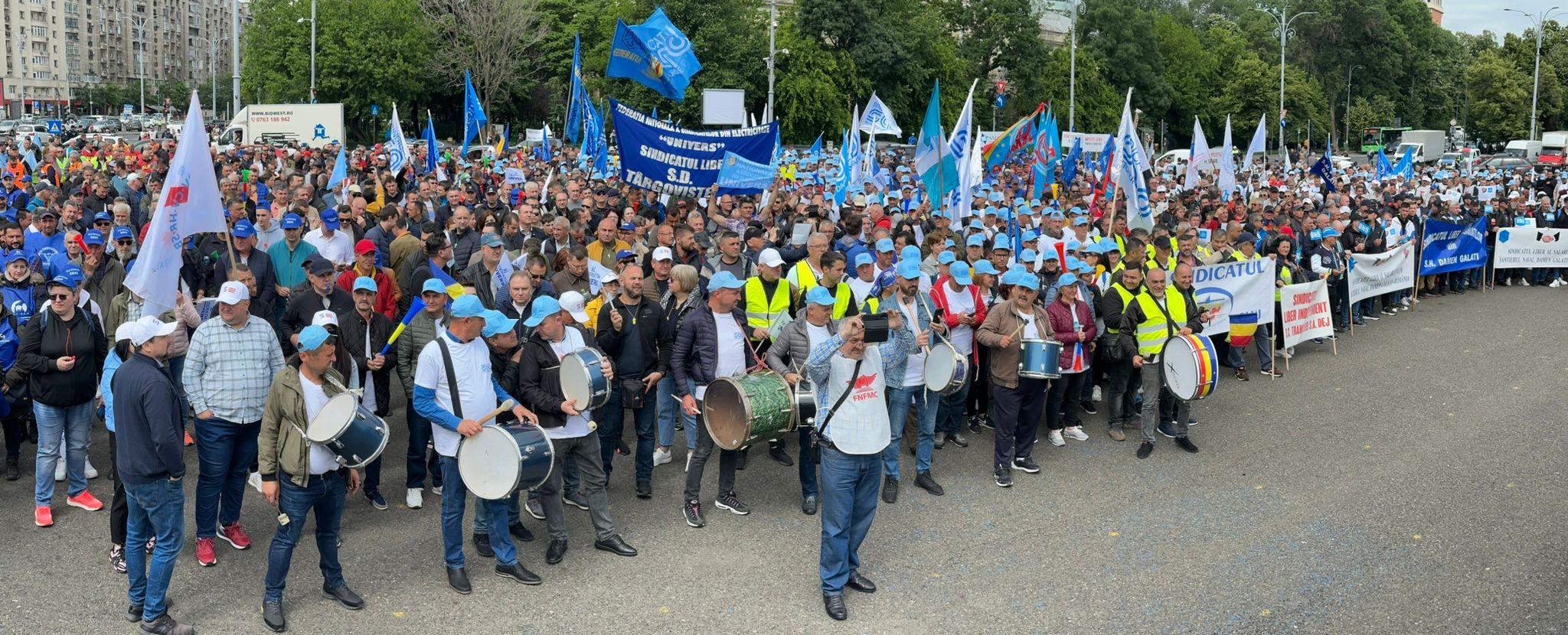 (GALERIE FOTO)Protest la Guvern. Dumitru Costin. ”Suportăm cele mai mari biruri”