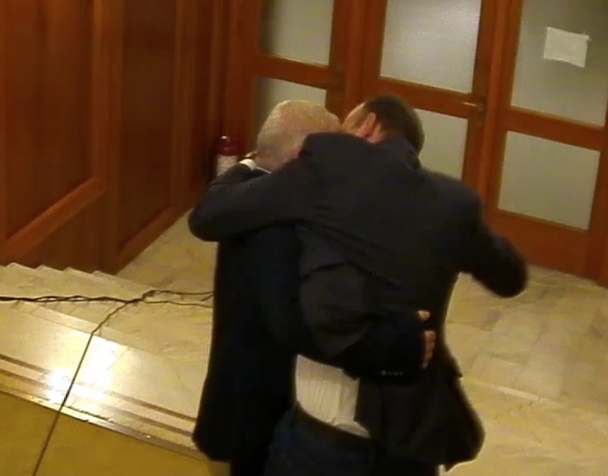 Votați pitecantropii!