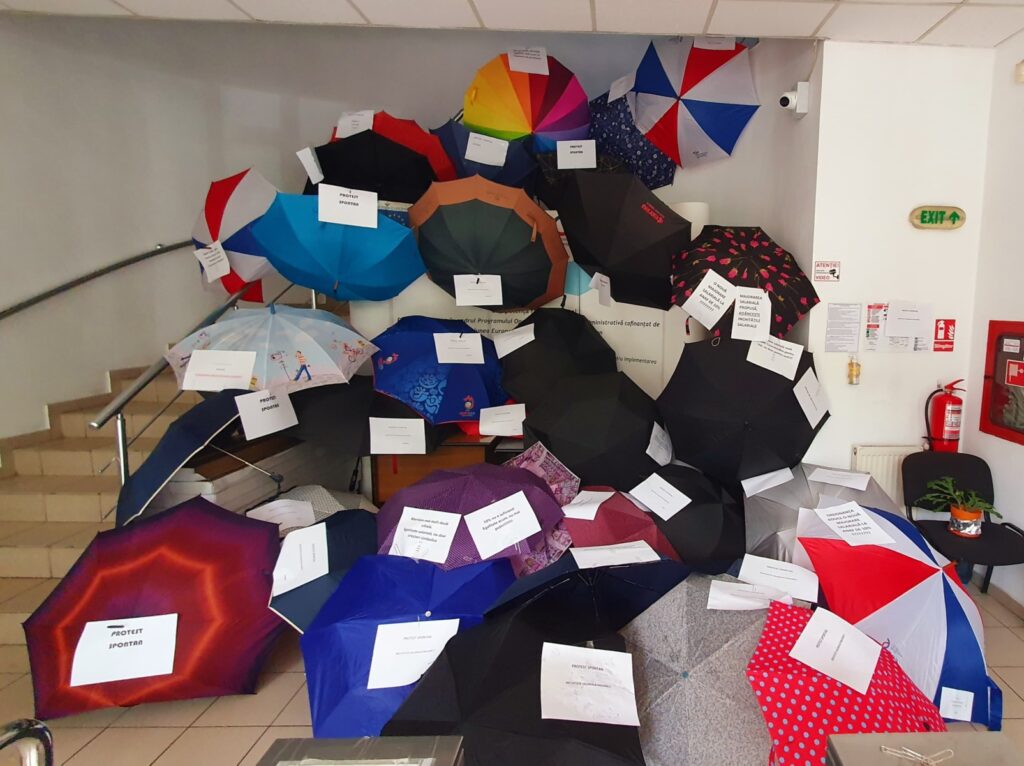 Protestul umbrelelor triste la Guvern