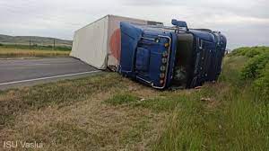 TIR răsturnat pe DN 24, circulaţia a fost oprită