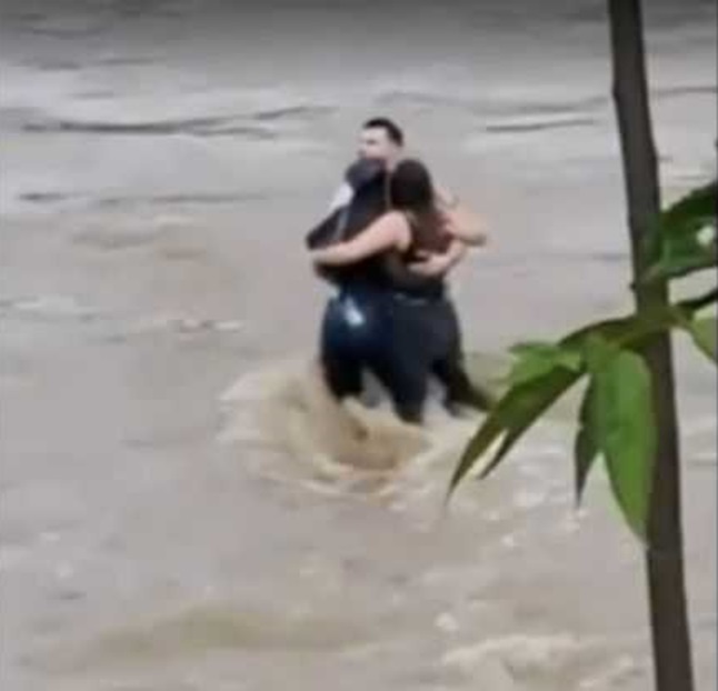 (VIDEO) Dramatic! Trei tineri români luați de ape în Italia