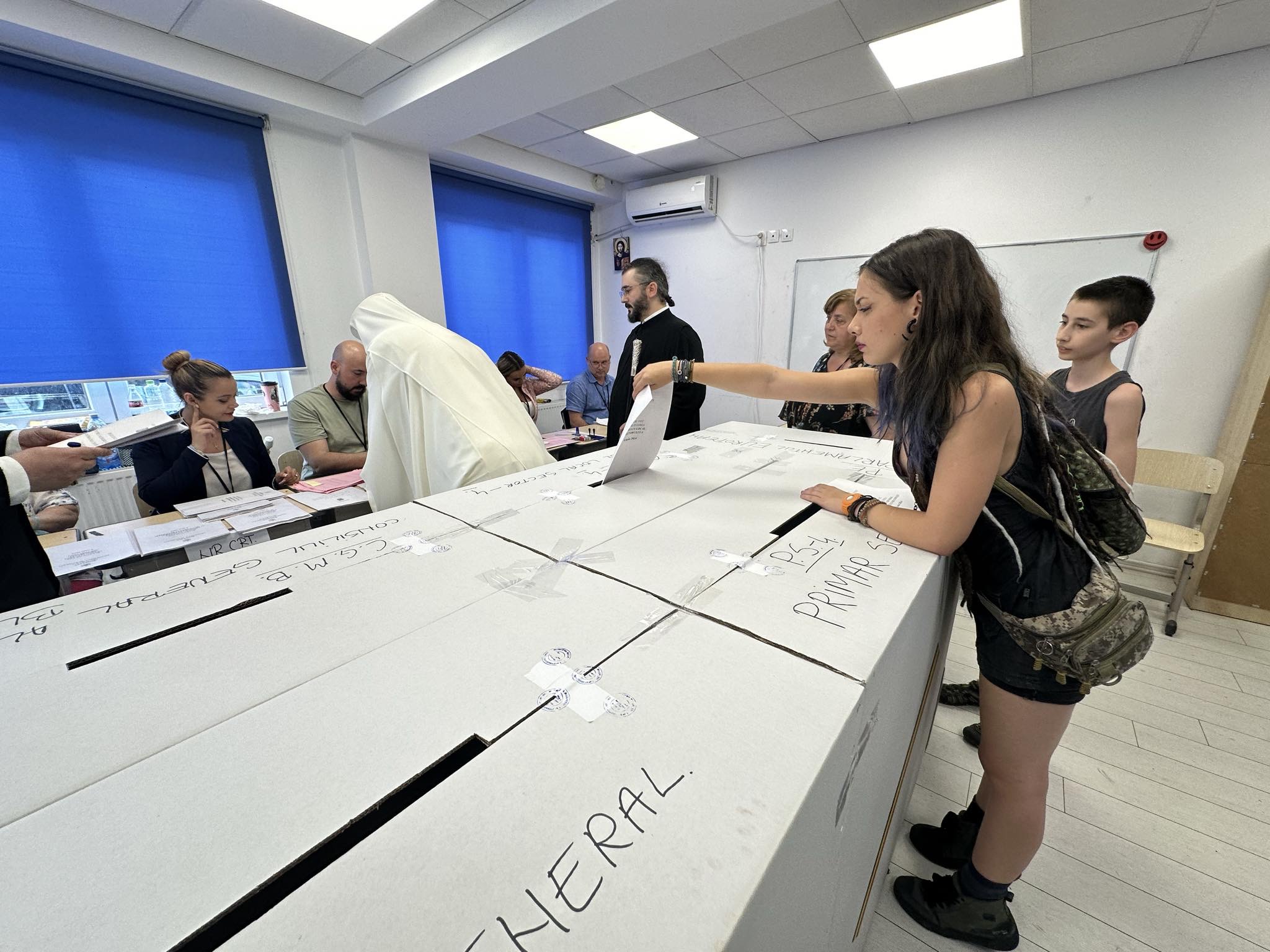 Patriarhul Daniel a votat alături de tineri