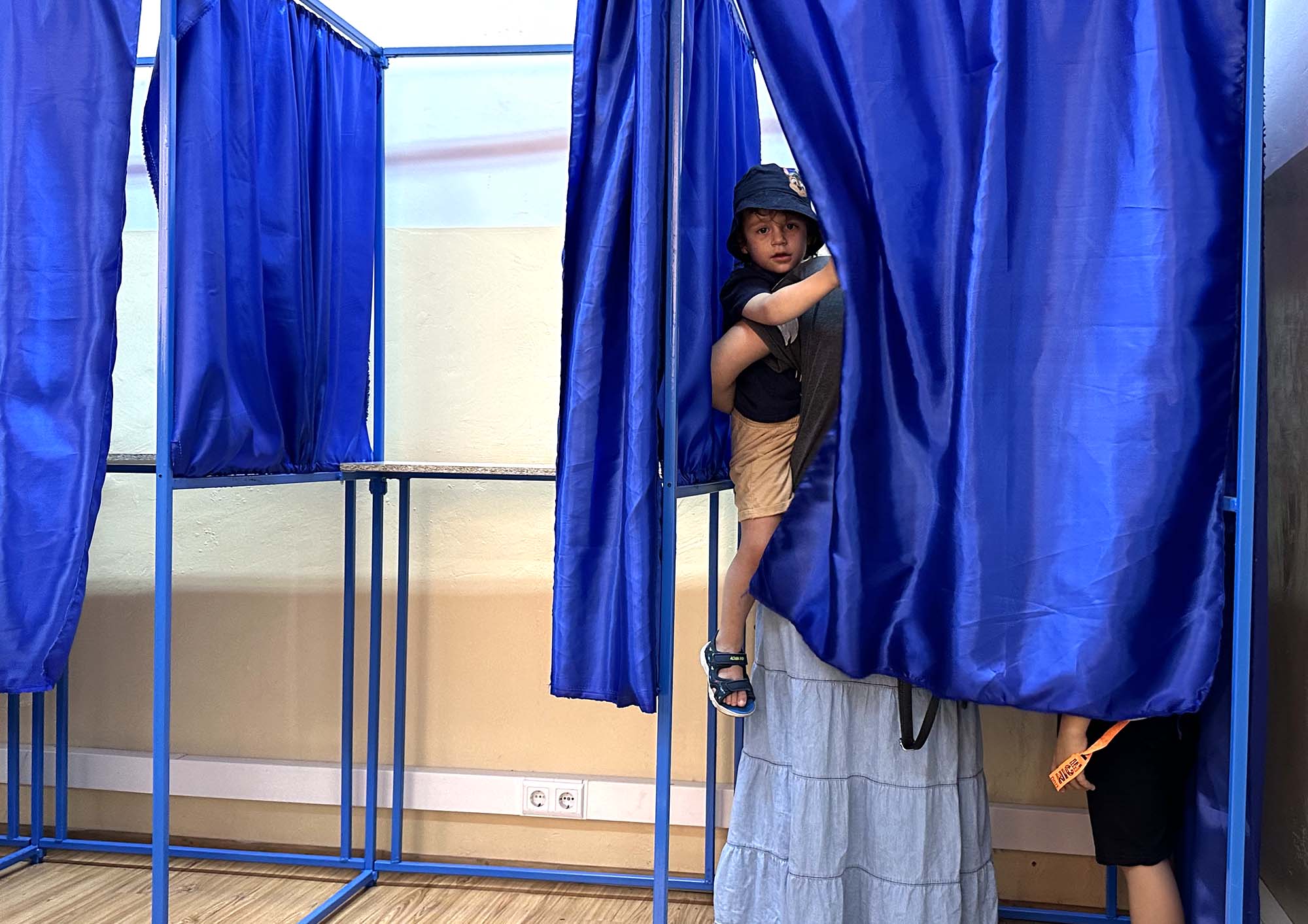 Cu farurile puterii în ochi