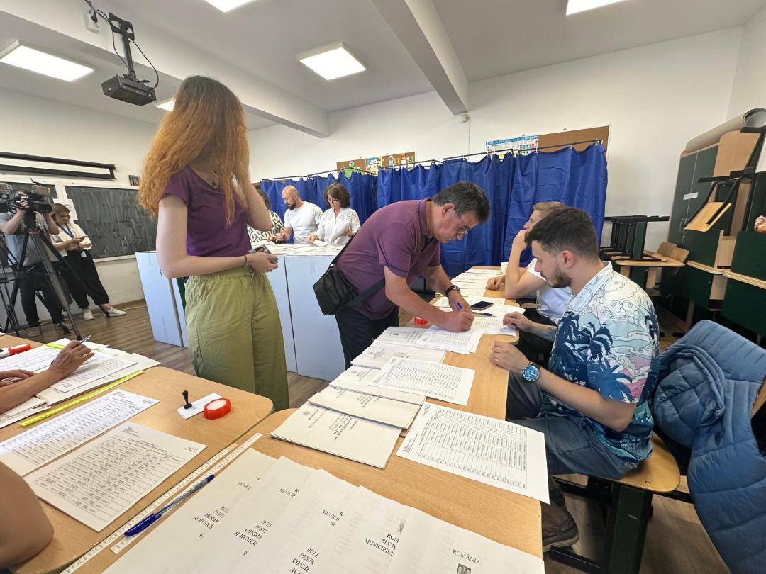 Românii îşi aleg reprezentanţii în administraţia locală. Peste 200.000 în toată ţara