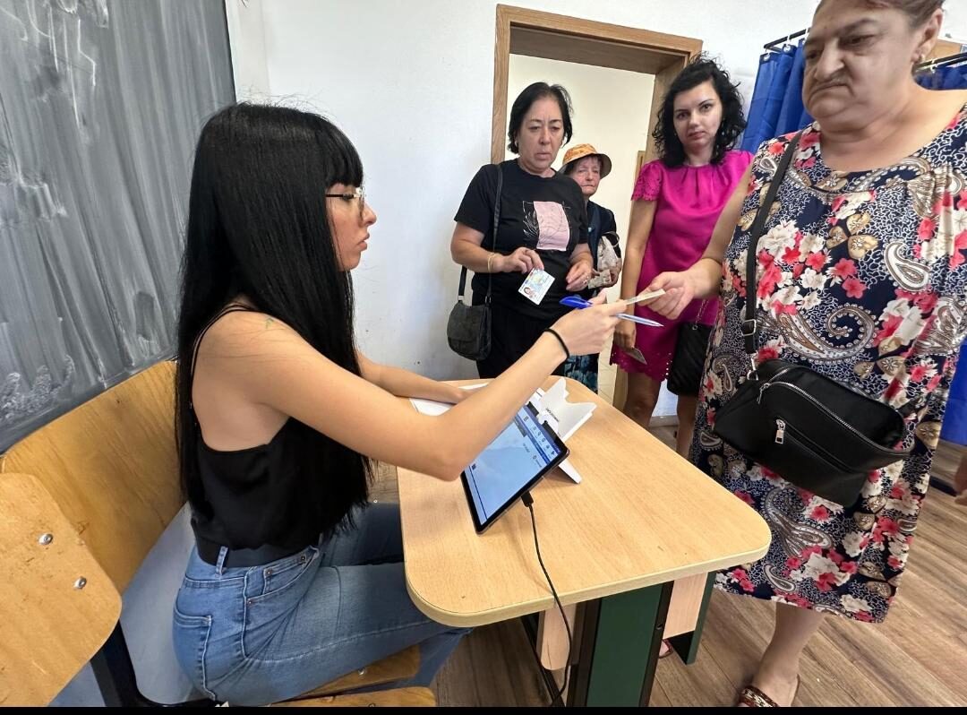 Cititorii Cotidianul, la vot. ”Mi-a luat 8 minute să răsfoiesc cât de cât buletinele”