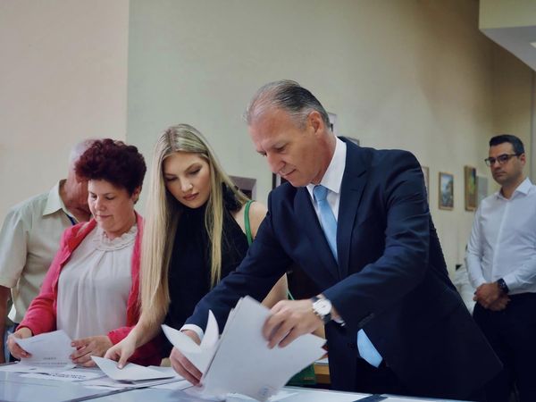 Fost fotbalist și fost cântăreț de muzică populară, realeși în funcție