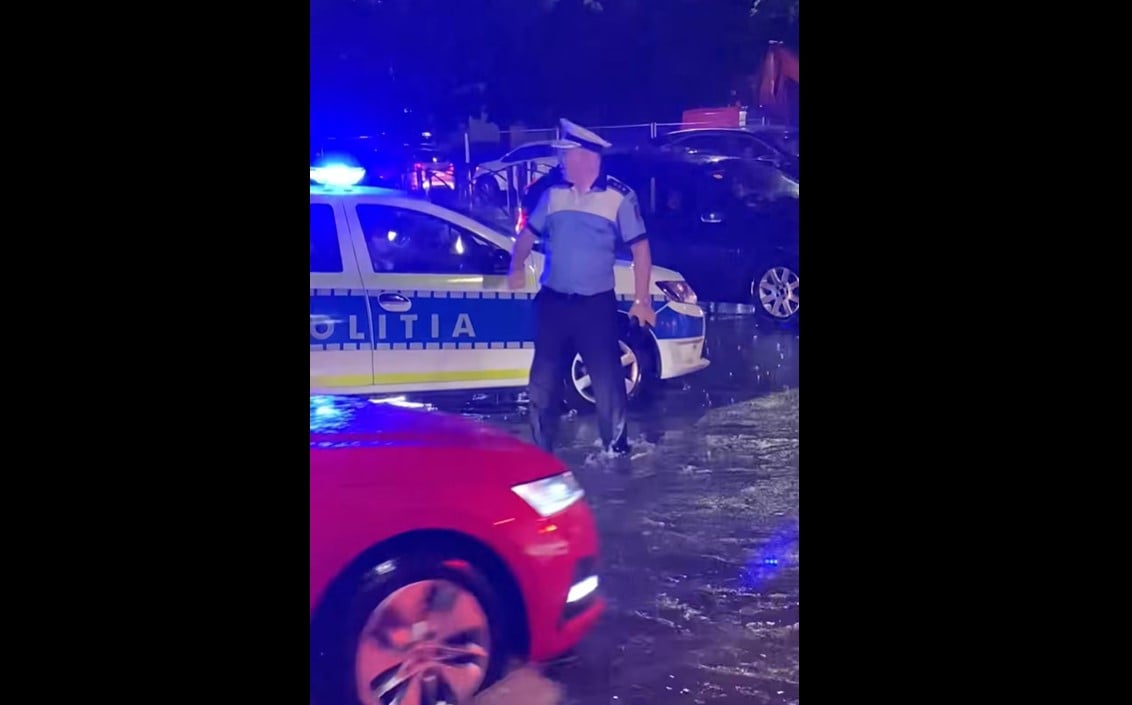 Comandantul Brigăzii Rutiere București dirija prin ploaie