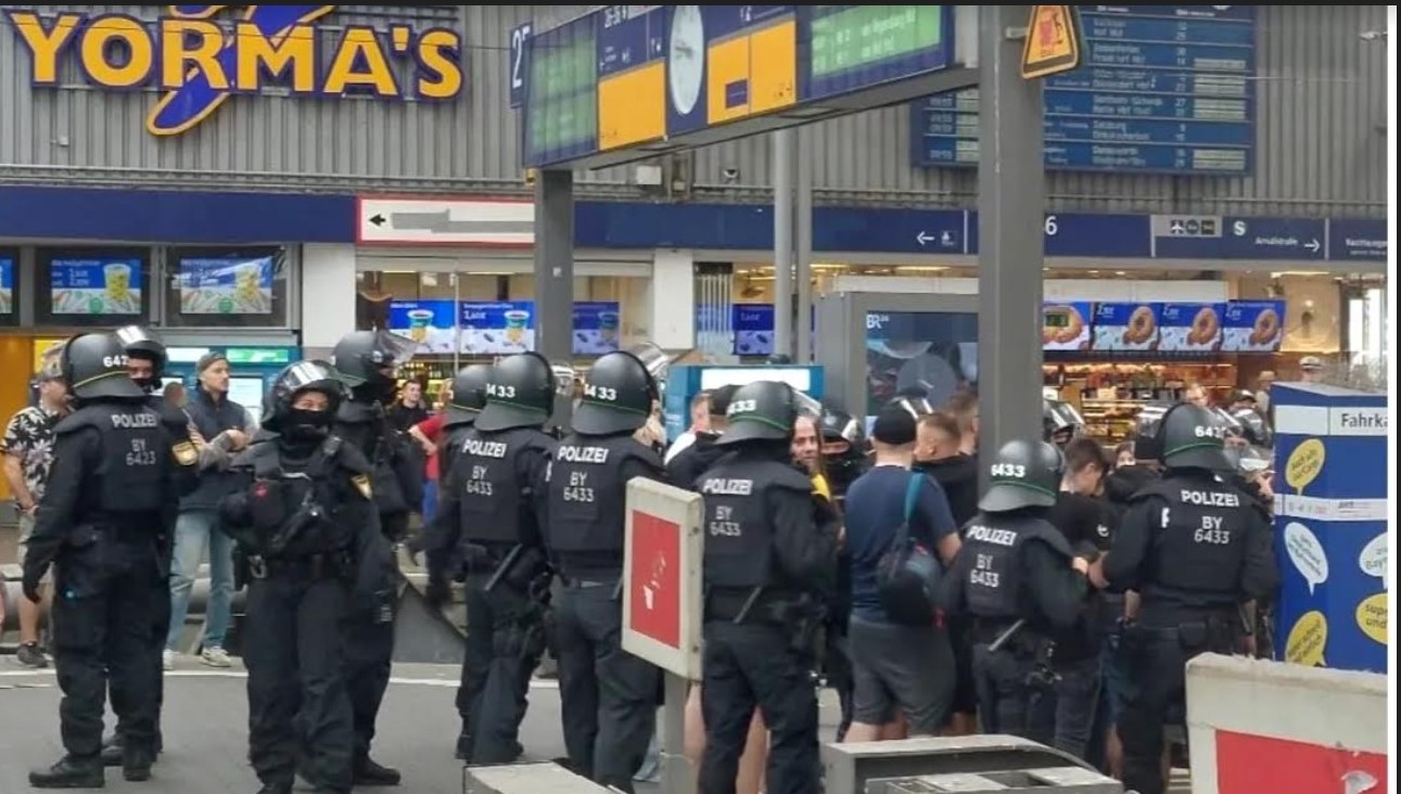 România la CE din Germania: Fani români expulzați de pe aeroportul din Munchen!