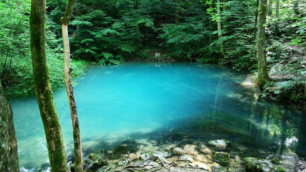 Lac unicat în Munții Gutâi: Își schimbă culoarea după anotimp