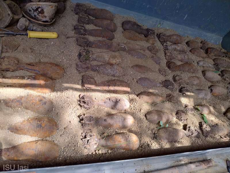 Zeci de bombe descoperite în Iaşi (foto)