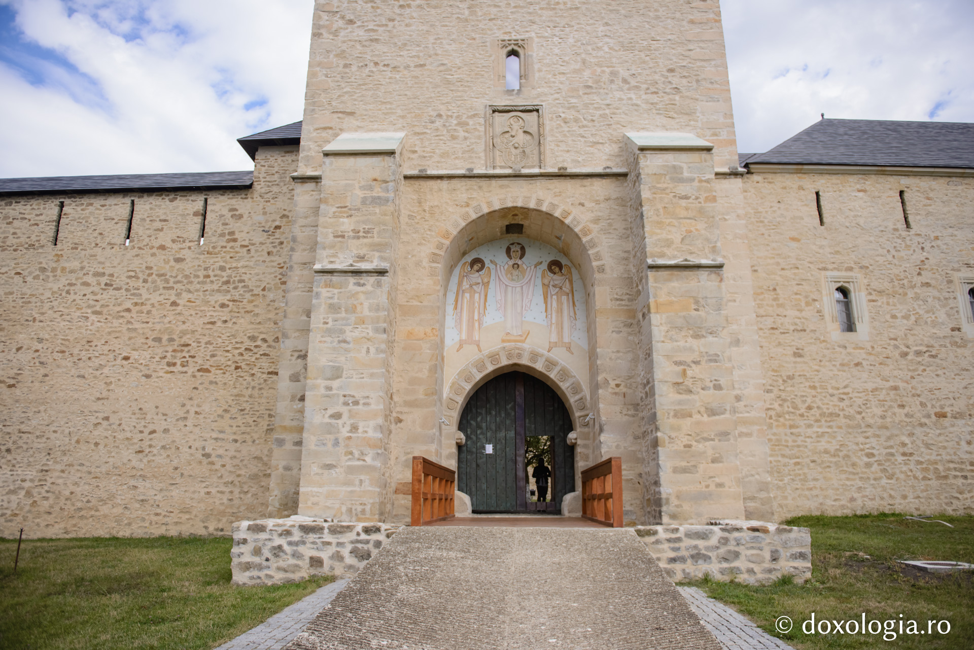 Spartă de hackeri. Pagina de FB a Mănăstirii Dragomirna, pagină pentru adulți