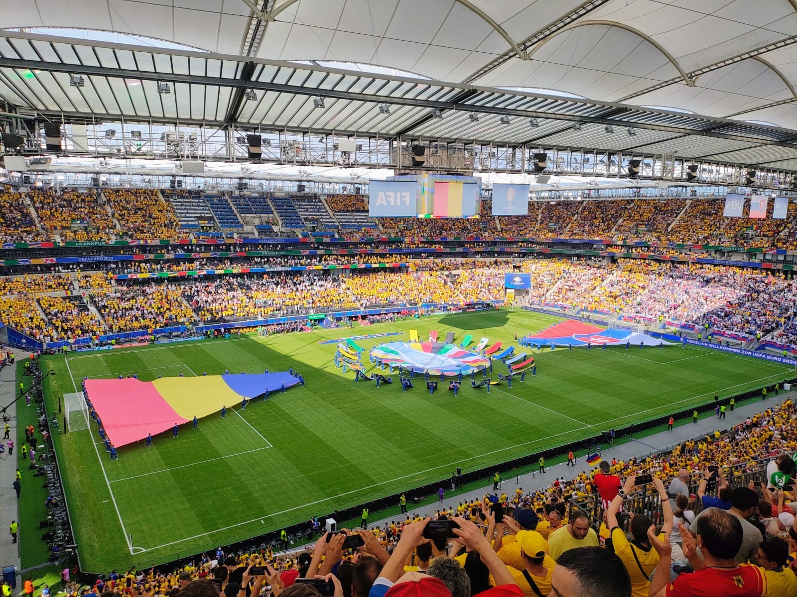 Roooo-mânia e, Rooo-mânia e, România e, e, e,e! Hai, România, oriunde te-ai afla!