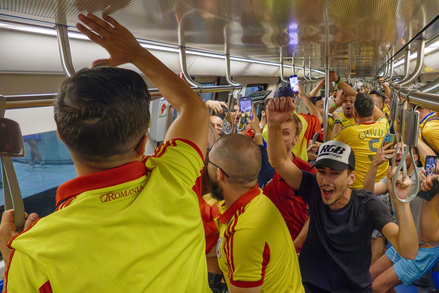 Metroul, luat cu asalt de fani