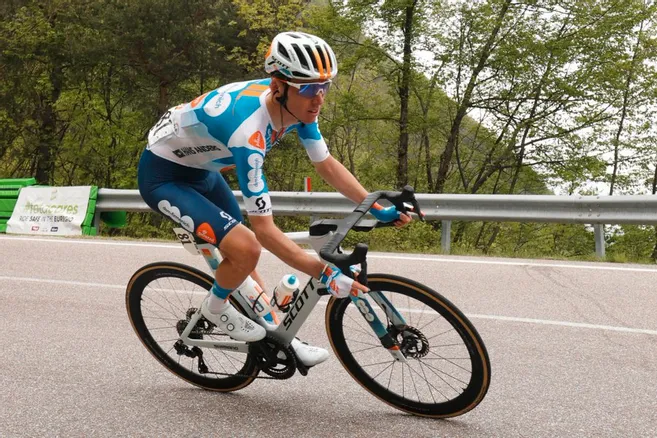 Romain Bardet a câştigat prima etapă din Turul Franţei