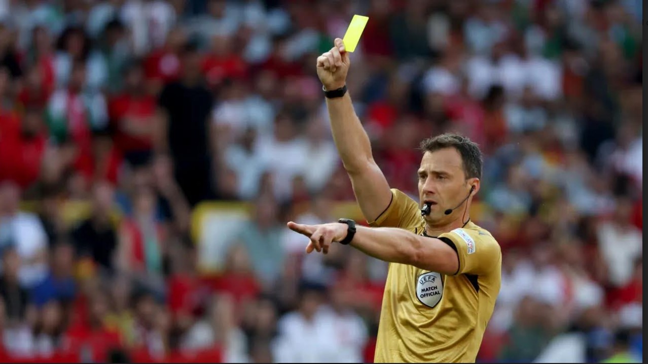 Arbitrul care a condus România – Olanda, făcut praf de ai lui