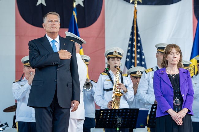 Iohannis: Suntem alături de poporul american