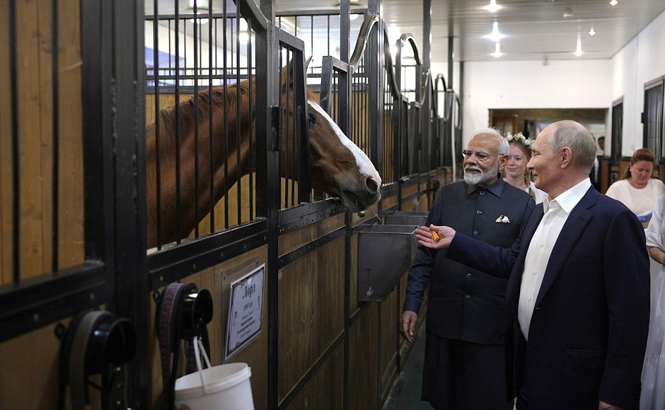 Putin l-a primit la el acasă pe premierul indian (foto)
