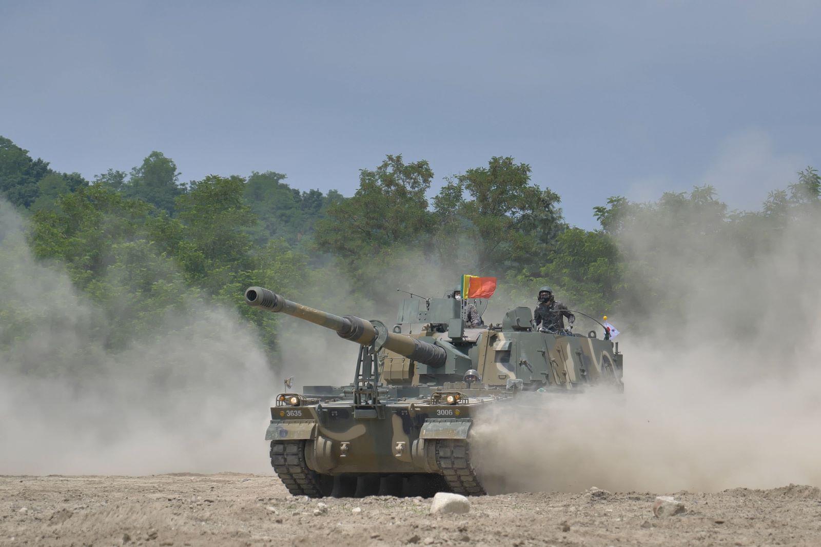 „Aici sunt banii dvs“. România cumpără obuziere de un miliard de dolari