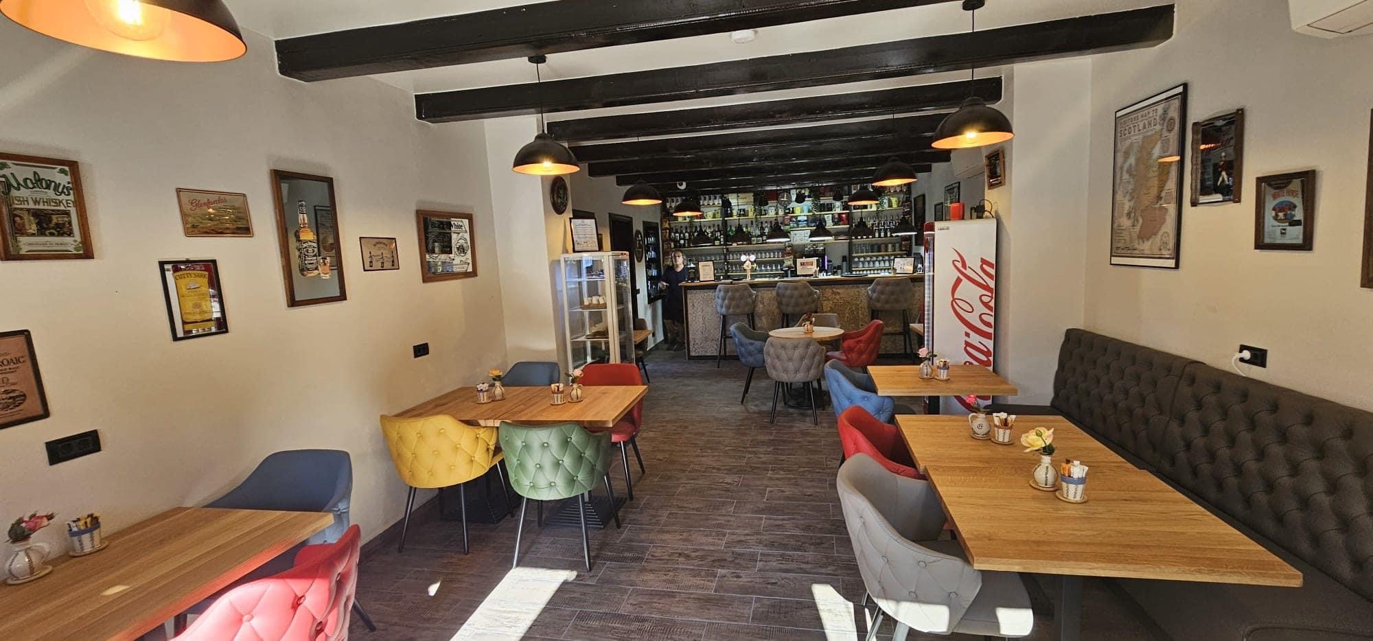 O cafenea englezească în inima Gorjului