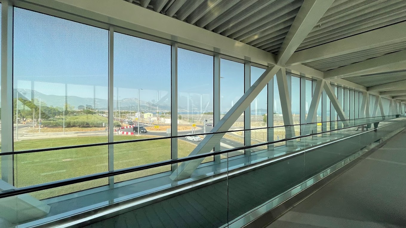 Atac informatic: Zeci de avioane blocate