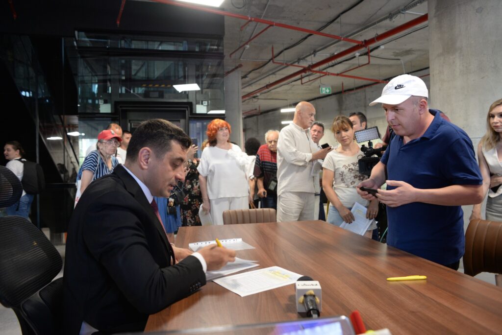 Casele lui Simion dau foc la politică 