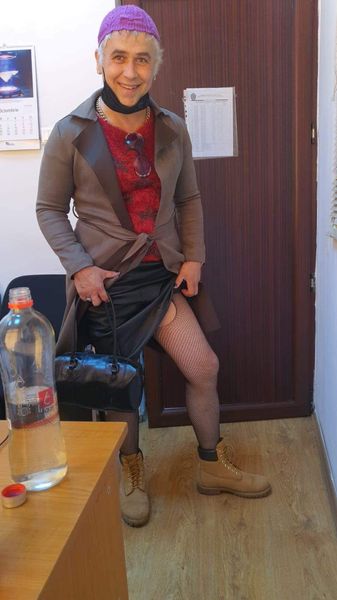 Ia priviţi! Avem şi un poliţist îmbrăcat în femeie