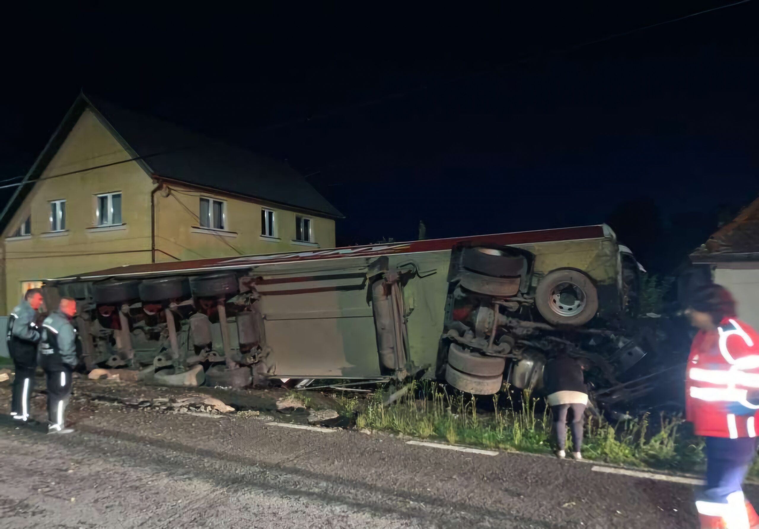 Un camion scăpat de sub control a ajuns într-o casă