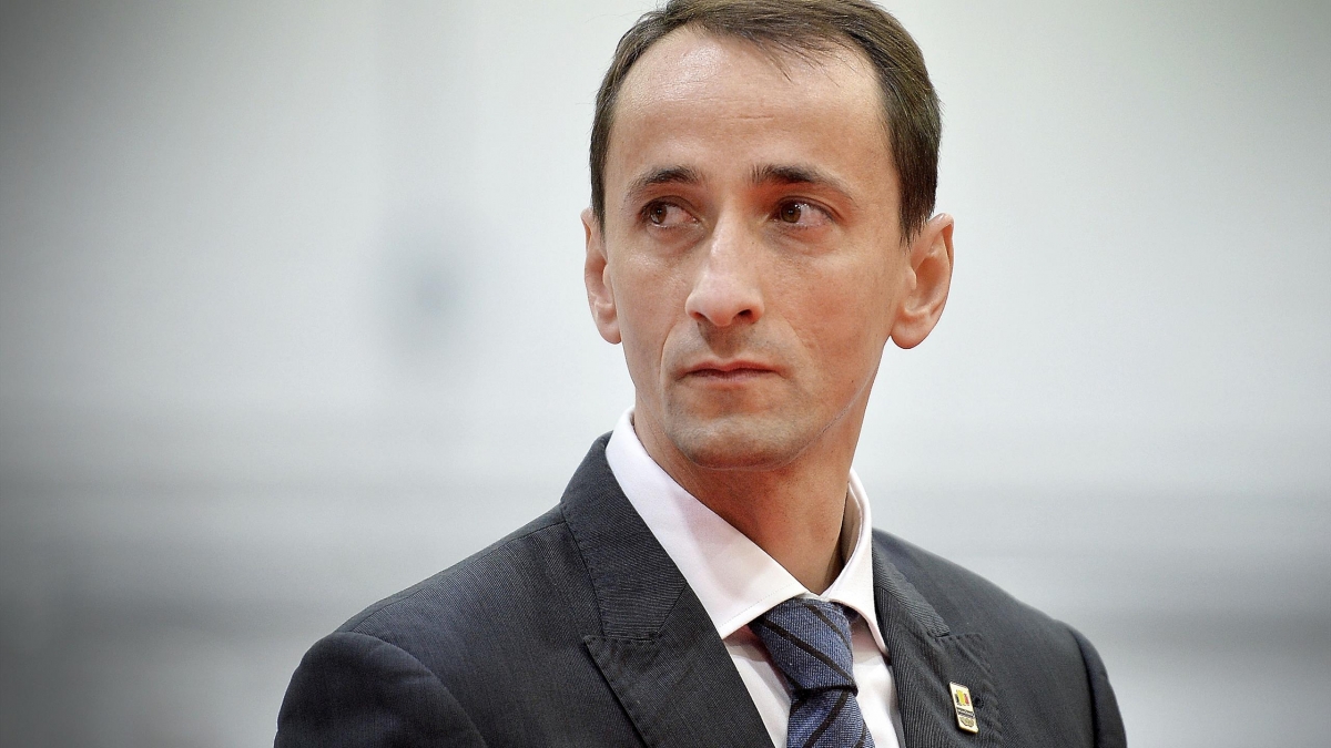 Lăudat că nu stă în satul olimpic