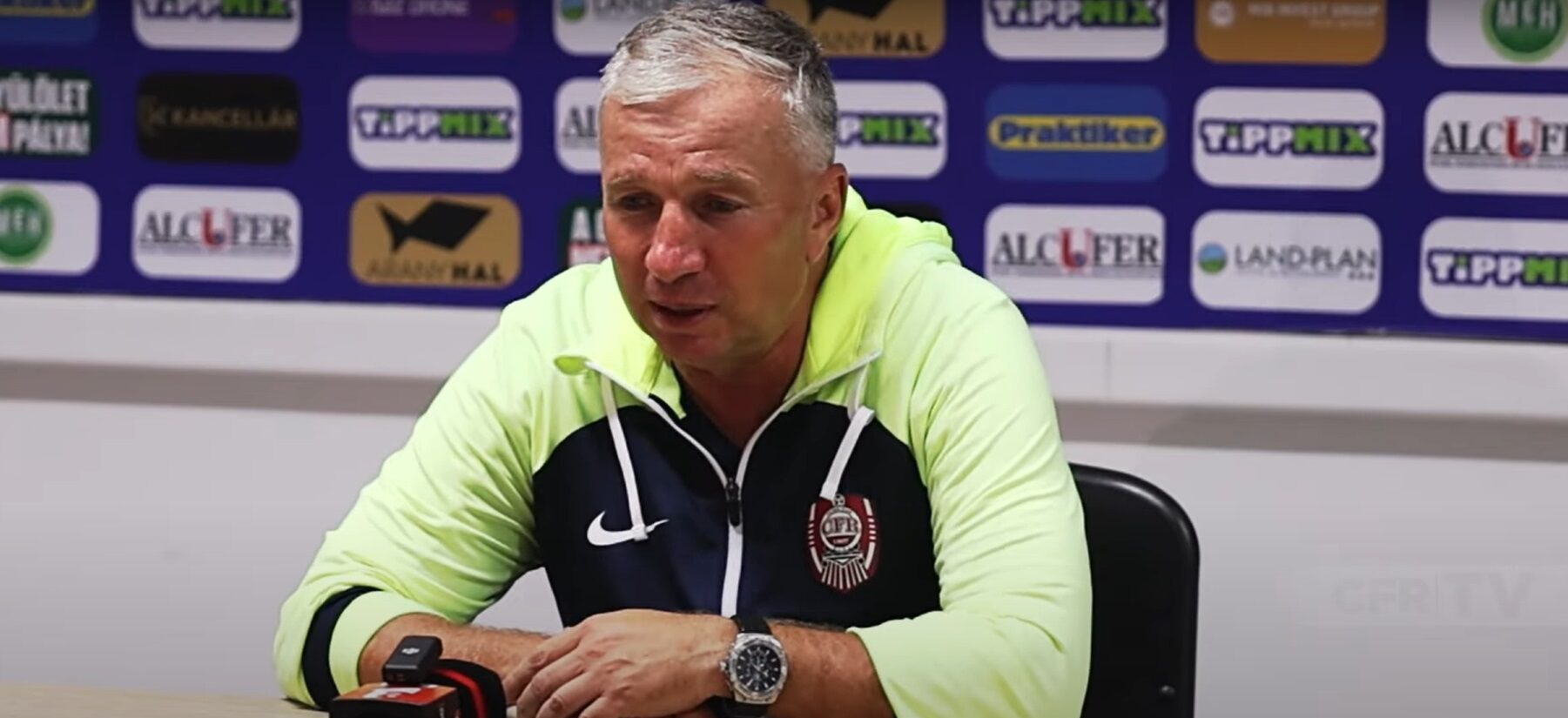 Situație gravă de sănătate. Dan Petrescu vorbește prin semne cu jucătorii!