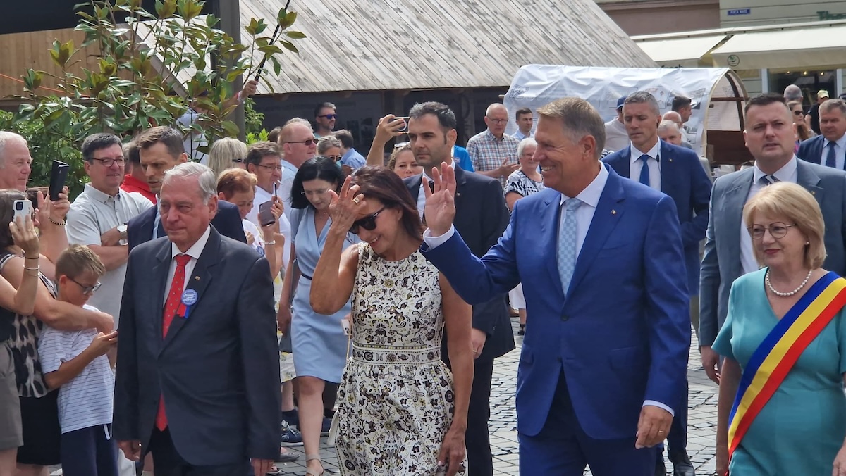 Iohannis, un sas de frunte, în zi de sărbătoare