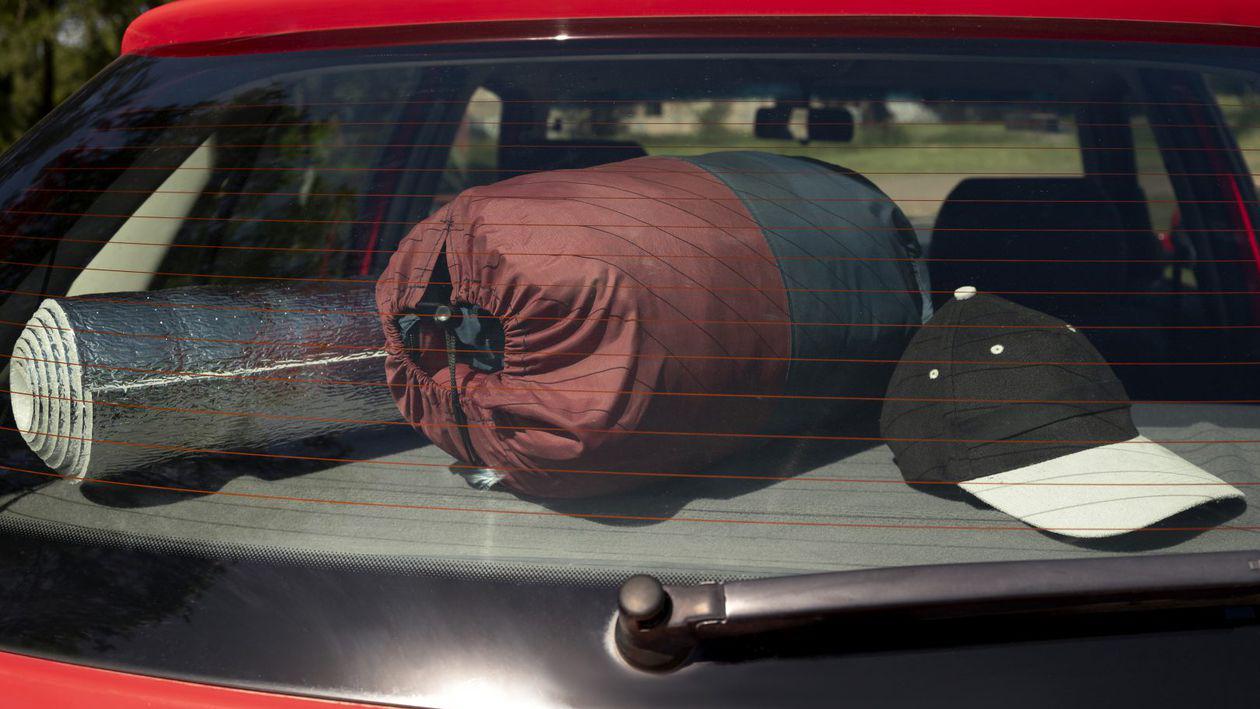 Copil înfășurat în covor, transportat în portbagaj