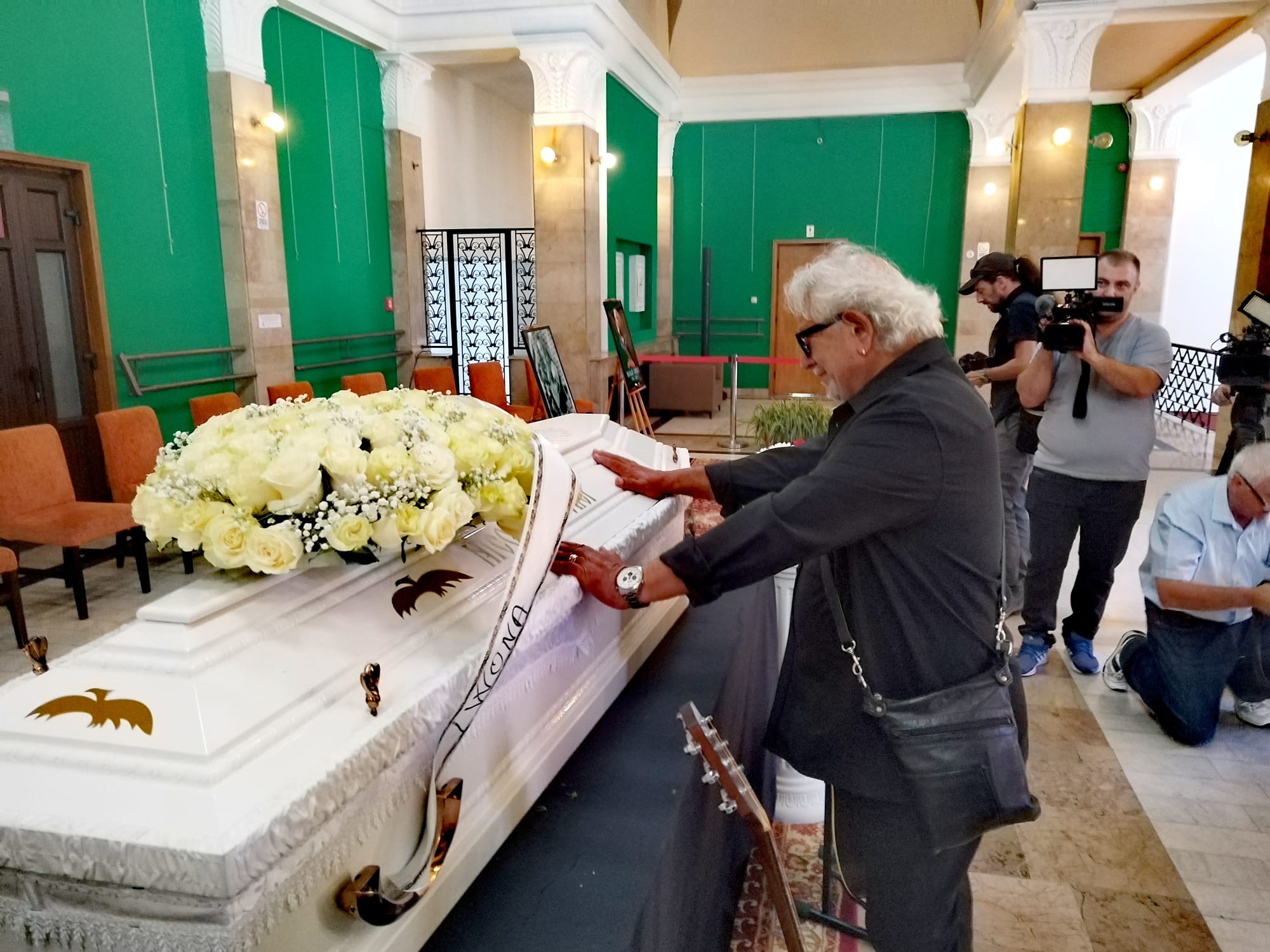 Imagini emoţionante. Ultimul omagiu pentru Nicu Covaci