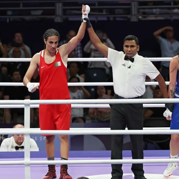 Imbecilizarea planetei: un bărbat bate o femeie în ringul de box