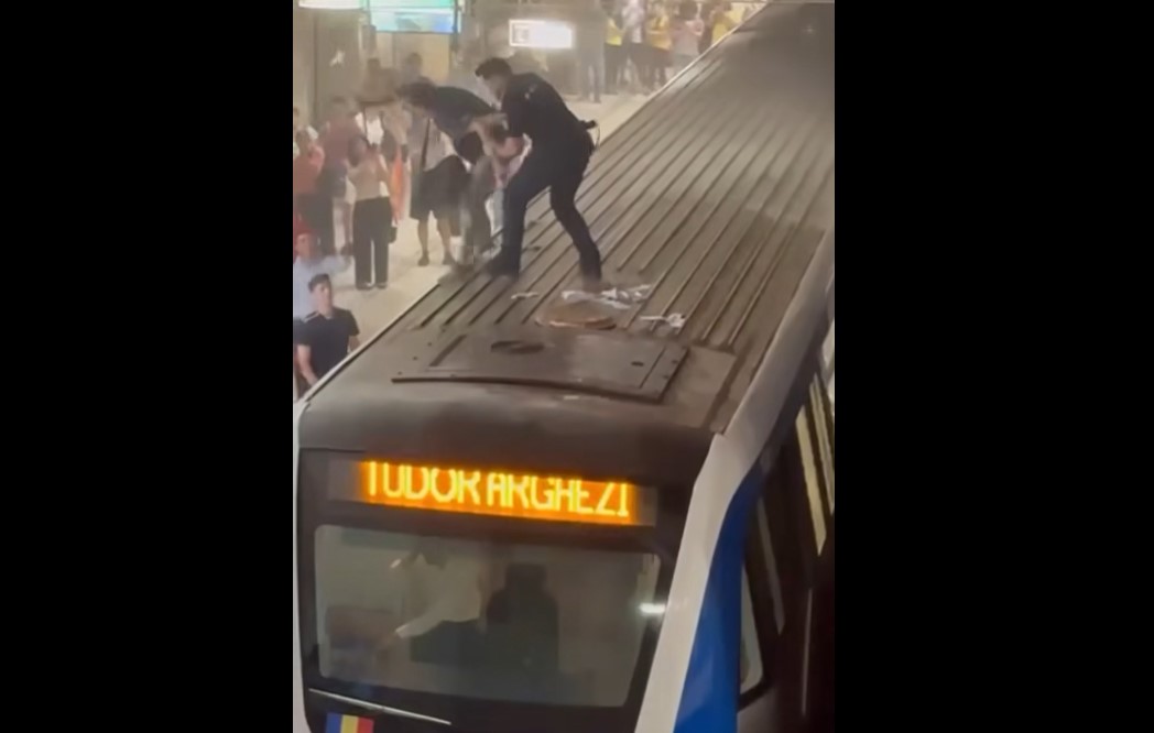 Un bărbat s-a bătut cu un polițist pe un vagon de metrou (video)