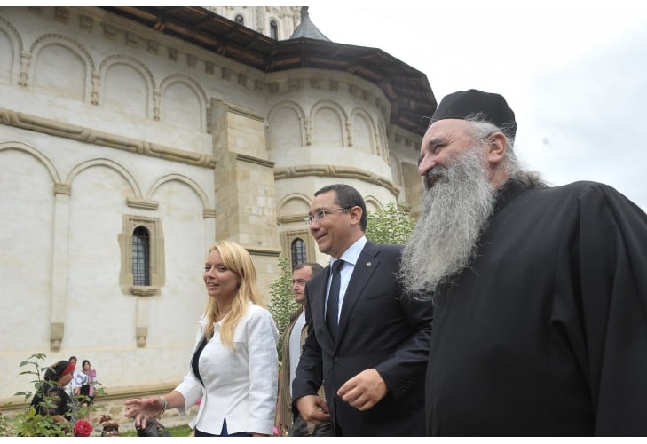 (VIDEO) Vă mai amintiţi? Și Ponta s-a dus la mănăstire când a candidat la prezidenţiale