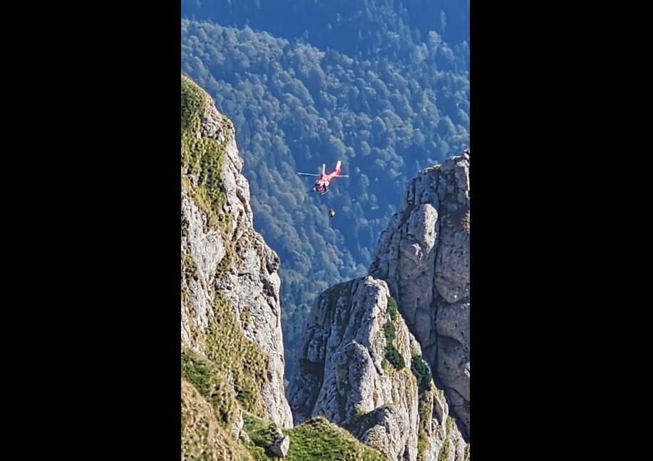 Salvate de pe munte cu elicopterul