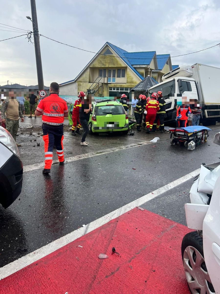 Polițiști implicați într-un accident în lanț