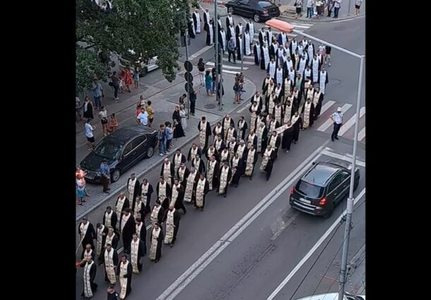 Clip viral. A defilat o armată de preoţi în Teleorman