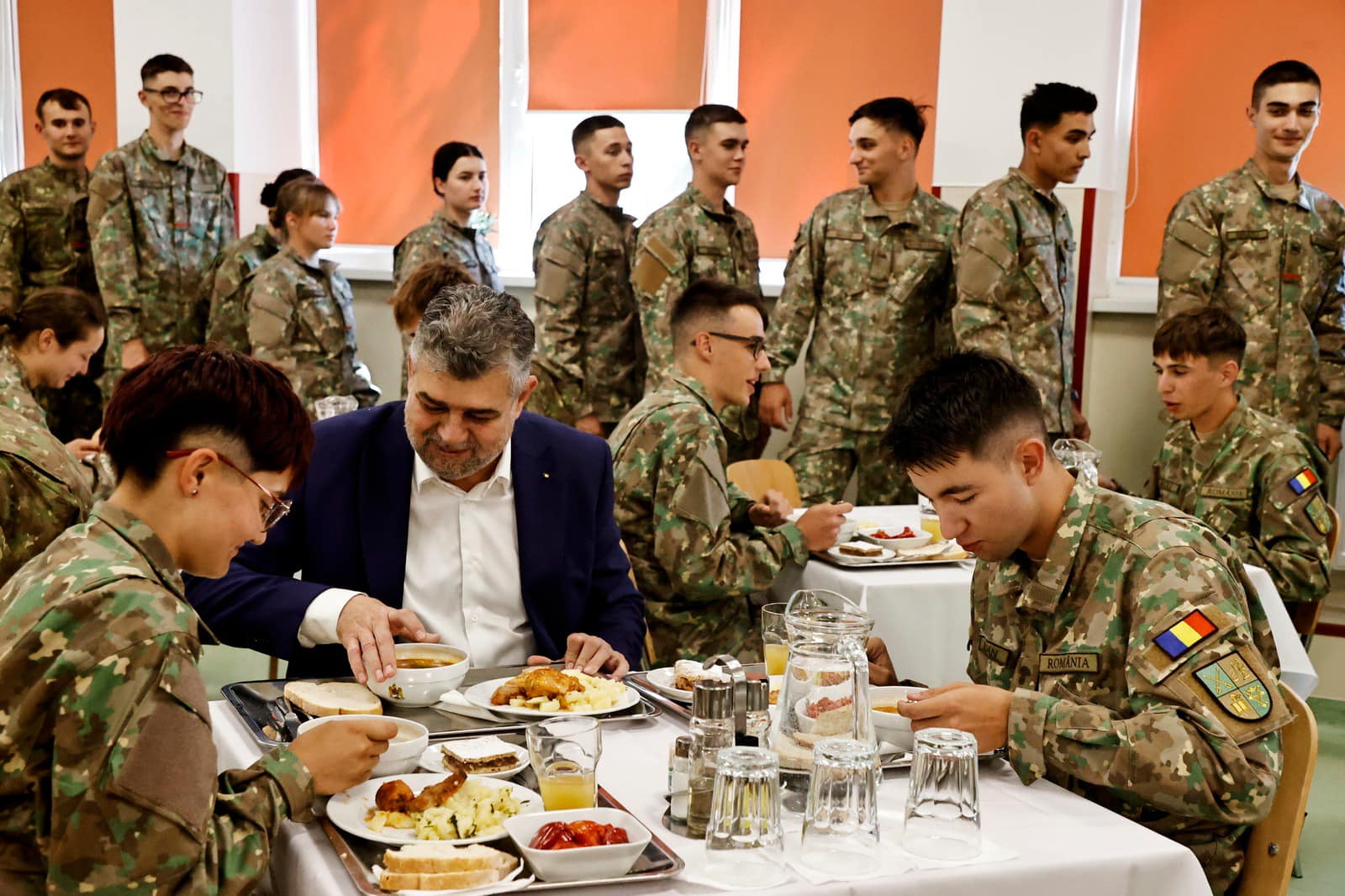 Ciolacu, la popotă. Ironii pentru Ciucă