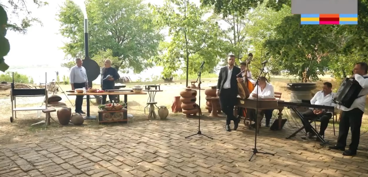 Ciucă își lansează cartea la TV, cu mâncare și lăutari