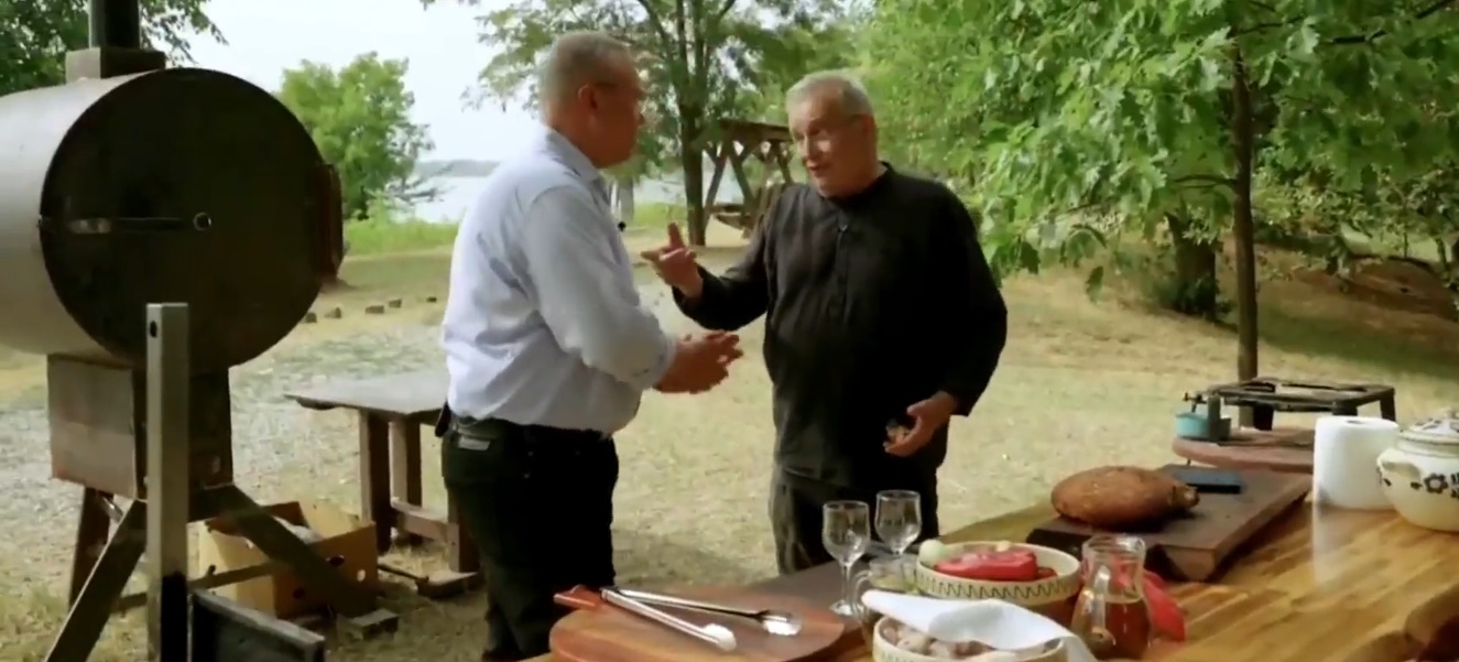 Ciucă și-a pus cartea pe masă: „Am scris-o cu drag”