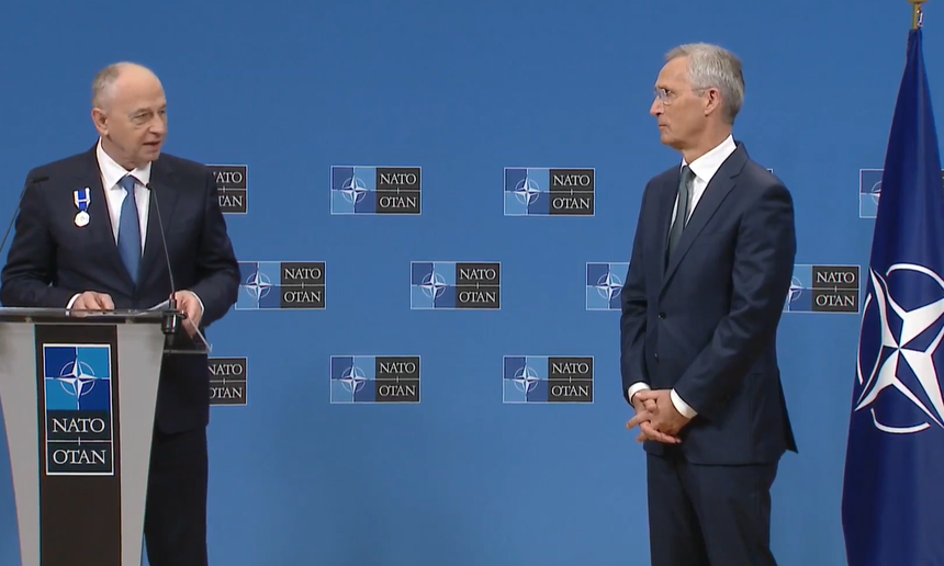 (VIDEO) Mircea Geoană, decorat cu Ordinul NATO „Serviciul Merituos”