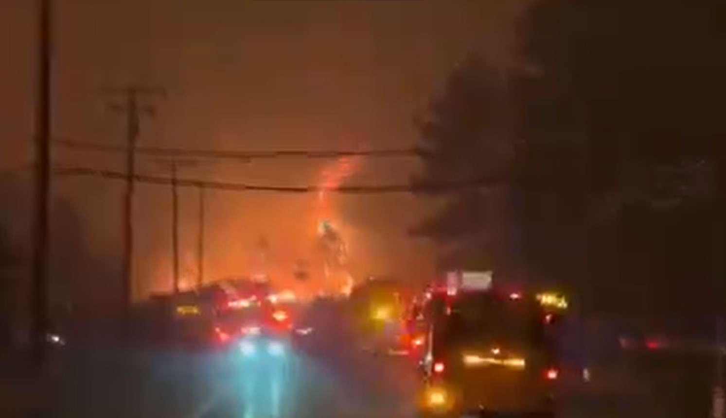 Flăcările înconjoară Los Angelesul